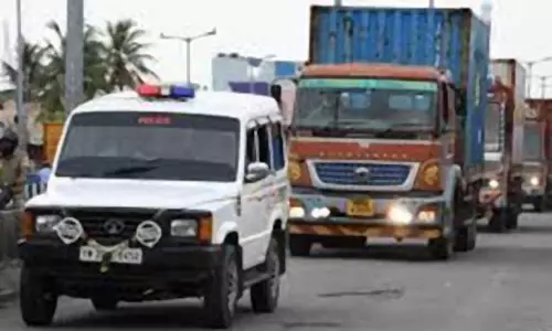 பெங்களூருவில் இருந்த சென்னை துறைமுகத்துக்கு போலீஸ் பாதுகாப்புடன் வந்த கன்டெய்னர் லாரிகள் பெங்களூருவில் இருந்த சென்னை துறைமுகத்துக்கு போலீஸ் பாதுகாப்புடன் வந்த கன்டெய்னர் லாரிகள்