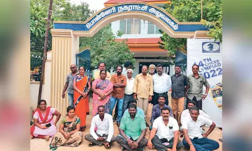 பாதாள சாக்கடை திட்ட பணிகளை விரைந்து முடிக்கக்கோரி - நகராட்சி துணைத்தலைவர், கவுன்சிலர்கள் போராட்டம்