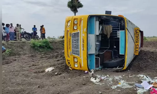 கடலூர்: தனியார் பள்ளி பஸ் வயலில் கவிழ்ந்து விபத்து - 5 மாணவ-மாணவிகள் காயம் கடலூர்: தனியார் பள்ளி பஸ் வயலில் கவிழ்ந்து விபத்து - 5 மாணவ-மாணவிகள் காயம்