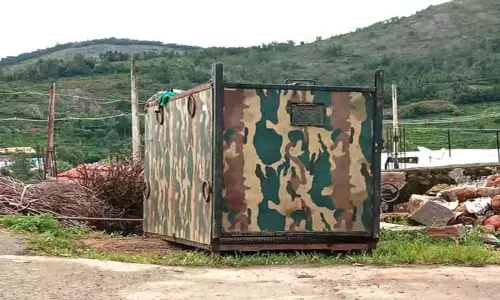 கோத்தகிரி அருகே தொடர் அட்டகாசம்: கரடியை பிடிக்க கூண்டு வைப்பு-வனத்துறையினர் நடவடிக்கை கோத்தகிரி அருகே தொடர் அட்டகாசம்: கரடியை பிடிக்க கூண்டு வைப்பு-வனத்துறையினர் நடவடிக்கை