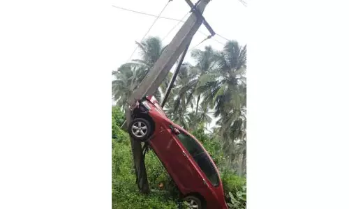 மின்கம்பம் மீது கார் மோதி விபத்து