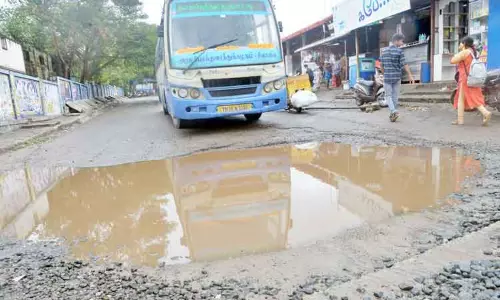 பல்லாங்குழி சாலையில் பழுதாகும் பஸ்கள்