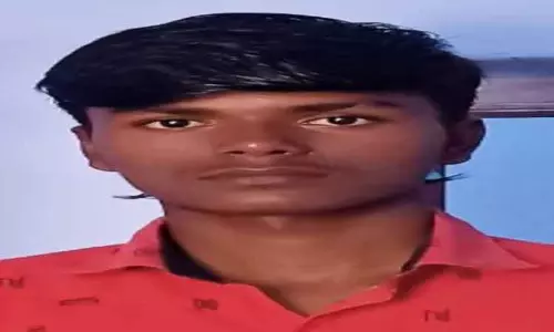 லோடு ஆட்டோ கவிழ்ந்து கல்லூரி மாணவர் பலி