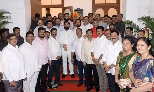 உத்தவ் தாக்கரேவுக்கு மேலும் நெருக்கடி; தானே மாநகராட்சி சிவசேனா உறுப்பினர்கள் ஏக்நாத் ஷிண்டேவுக்கு ஆதரவு! உத்தவ் தாக்கரேவுக்கு மேலும் நெருக்கடி; தானே மாநகராட்சி சிவசேனா உறுப்பினர்கள் ஏக்நாத் ஷிண்டேவுக்கு ஆதரவு!