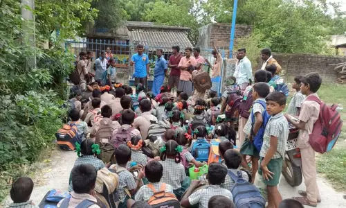 செஞ்சி அருகே  ஆசிரியரை நியமிக்கக்கோரி அரசு பள்ளியை பூட்டி பெற்றோர்கள் போராட்டம்