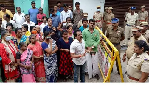 டாஸ்மாக் கடையை அகற்றக்கோரி பொதுமக்கள் முற்றுகை போராட்டம் டாஸ்மாக் கடையை அகற்றக்கோரி பொதுமக்கள் முற்றுகை போராட்டம்