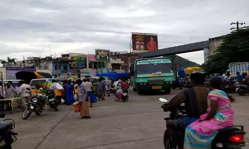 புஞ்சைபுளியம்பட்டி பஸ் நிலையத்தில் கடைகள் அமைத்து ஆக்கிரமிப்பு; போக்குவரத்துக்கு இடையூறால் பொதுமக்கள் அவதி