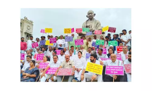 சப்-இன்ஸ்பெக்டர் தேர்வு முறைகேடு விவகாரம்:  விதானசவுதா வளாகத்தில் காங்கிரசார் போராட்டம்