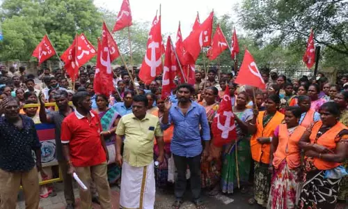 கூலி உயர்வு வழங்கக்கோரி நெல்லை கலெக்டர் அலுவலகத்தை தூய்மை பணியாளர்கள் முற்றுகை