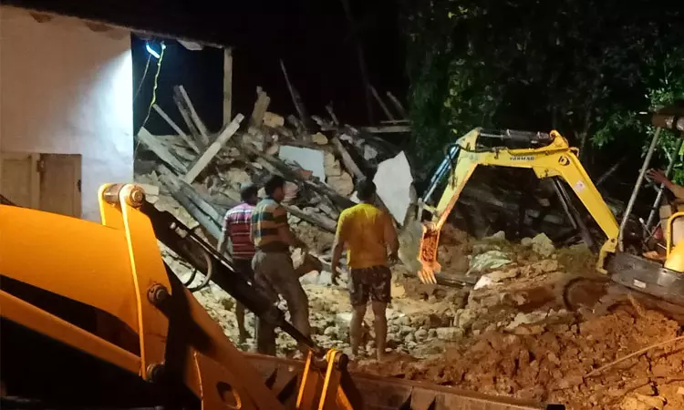 கர்நாடகா: கனமழையால் ஏற்பட்ட மண் சரிவு - 3 பேர் பரிதாப பலி...!