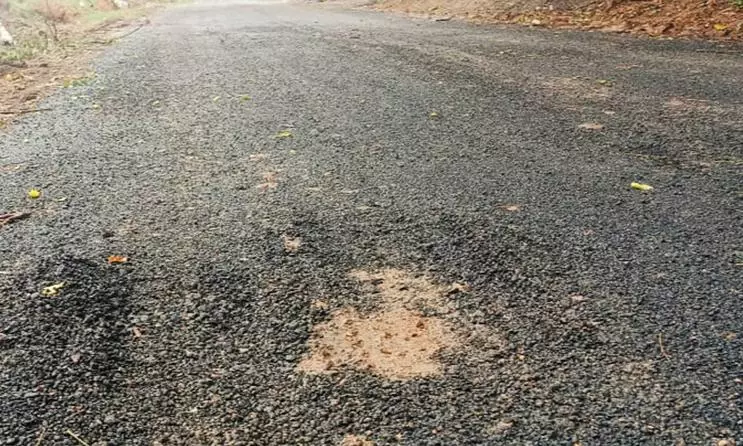 தரமற்ற தார்ச்சாலை அமைத்துள்ளதாக பொதுமக்கள் குற்றச்சாட்டு தரமற்ற தார்ச்சாலை அமைத்துள்ளதாக பொதுமக்கள் குற்றச்சாட்டு