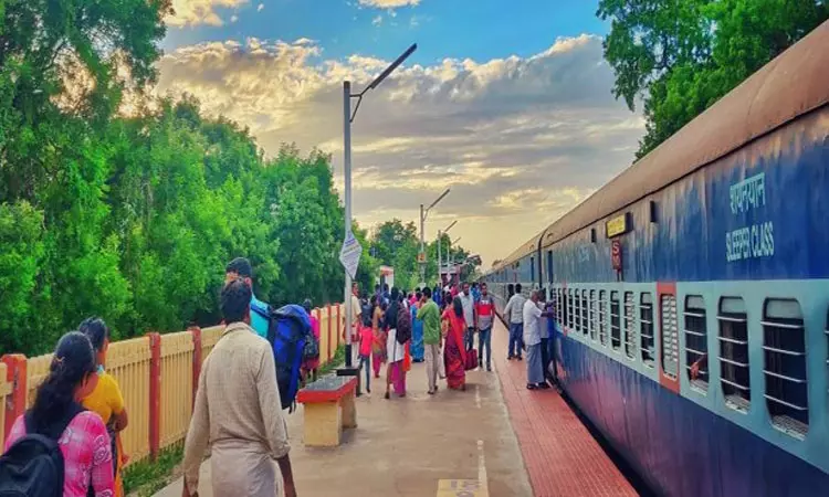 சென்னையில் உள்ள 21 ரெயில் நிலையங்களை பசுமையாக்கும் பணி - தெற்கு ரெயில்வே அழைப்பு