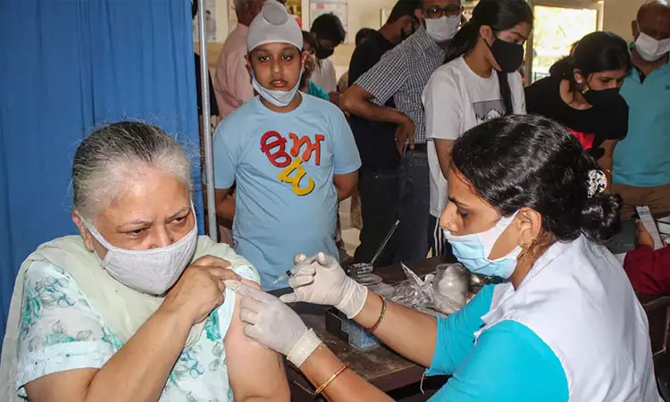 கொரோனா பூஸ்டர் டோஸ் தடுப்பூசி புதிய வகை வைரஸ் மாறுபாடுகளுக்கு எதிராகவும் நோய் எதிர்ப்பு சக்தியை வழங்கும் - மருத்துவ நிபுணர்