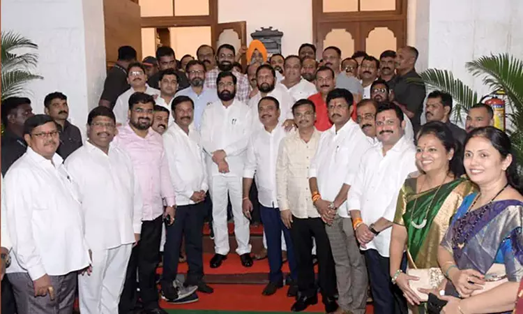 உத்தவ் தாக்கரேவுக்கு மேலும் நெருக்கடி; தானே மாநகராட்சி சிவசேனா உறுப்பினர்கள் ஏக்நாத் ஷிண்டேவுக்கு ஆதரவு!