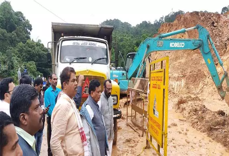 நிலச்சரிவு ஏற்பட்ட பகுதியில் மந்திரி அசோக் ஆய்வு; மக்கள் பாதுகாப்பாக இருக்க வேண்டுகோள் நிலச்சரிவு ஏற்பட்ட பகுதியில் மந்திரி அசோக் ஆய்வு; மக்கள் பாதுகாப்பாக இருக்க வேண்டுகோள்