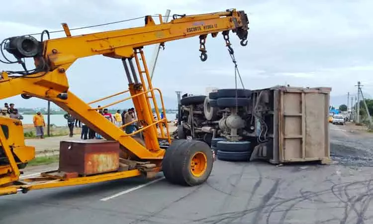 லாரிகள் நேருக்கு நேர் மோதல்; 3 பேர் படுகாயம்