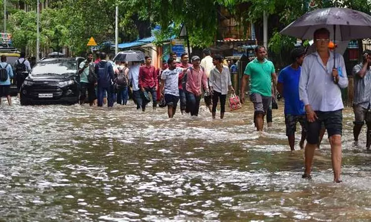 மும்பையில் 4-வது நாளாக பலத்த மழை; நாளை ரெட் அலார்ட்
