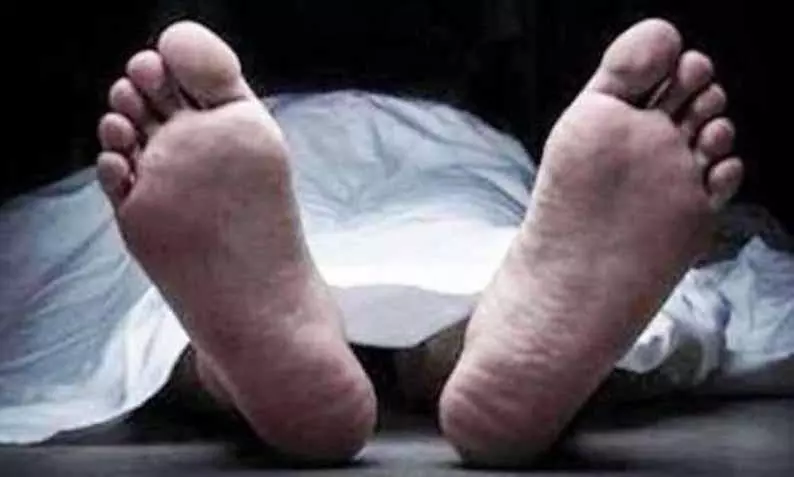 தேவதானப்பட்டி அருகே  மோட்டார் சைக்கிள்கள் மோதல்; அ.தி.மு.க. கிளை செயலாளர் பலி