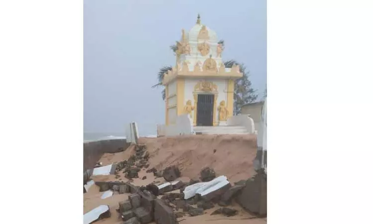 குமரியில் கடல் சீற்றம் நீடிப்பு;கொட்டில்பாடு, தென்பாற்கடற்கரை கடலரிப்பால் பாதிப்பு