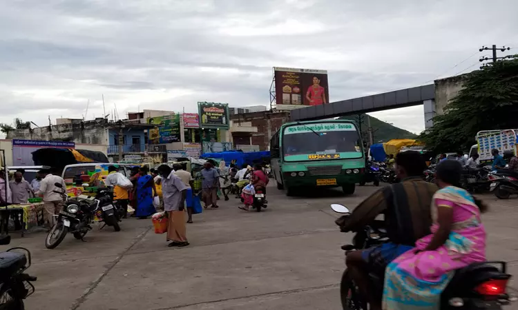 புஞ்சைபுளியம்பட்டி பஸ் நிலையத்தில் கடைகள் அமைத்து ஆக்கிரமிப்பு; போக்குவரத்துக்கு இடையூறால் பொதுமக்கள் அவதி