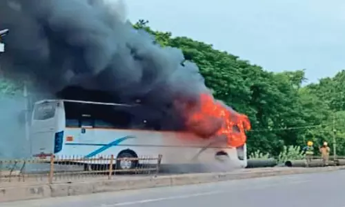 சொகுசு பஸ்சில் திடீர் தீ விபத்து சொகுசு பஸ்சில் திடீர் தீ விபத்து
