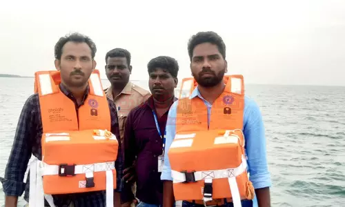 கடலூர் துறைமுகம் அருகே விதிகளை மீறி மீன்பிடித்த 2 விசைப்படகுகளுக்கு டீசல் மானியம் ரத்து