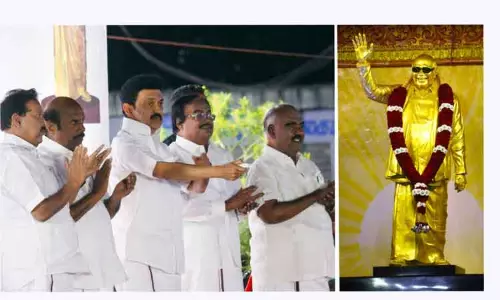 அண்ணா நுழைவு வாயில், கருணாநிதி சிலை