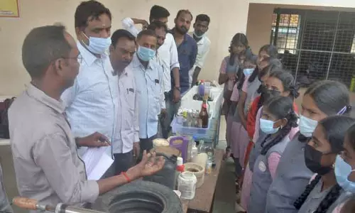 குப்பைகளை தரம் பிரிக்க மாணவிகளுக்கு செயல்விளக்கம்