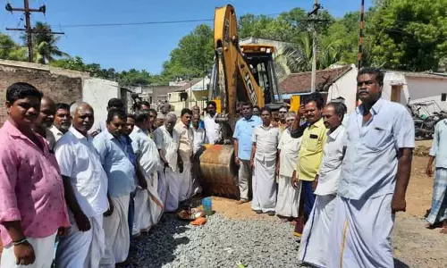 புதிய தார் சாலை அமைக்க பூமி பூஜை