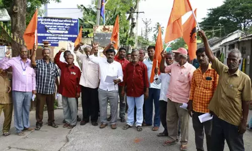முத்தரப்பு ஒப்பந்தத்தை வலியுறுத்தி பாரதீய மின் தொழிலாளர் சம்மேளனத்தினர் ஆர்ப்பாட்டம் முத்தரப்பு ஒப்பந்தத்தை வலியுறுத்தி பாரதீய மின் தொழிலாளர் சம்மேளனத்தினர் ஆர்ப்பாட்டம்