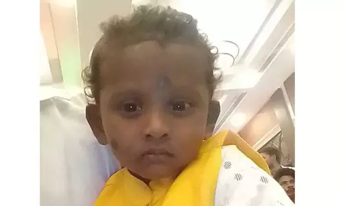 வானூர் அருகே கொதிக்கும் ரசத்தில் தவறி விழுந்த குழந்தை சாவு வானூர் அருகே கொதிக்கும் ரசத்தில் தவறி விழுந்த குழந்தை சாவு