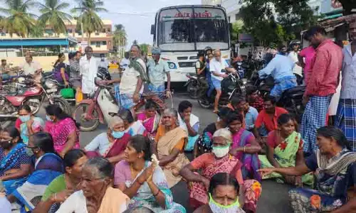 இடிக்கப்பட்ட பயணிகள் நிழற்குடையை கட்டித்தரக்கோரி பொதுமக்கள் மறியல் இடிக்கப்பட்ட பயணிகள் நிழற்குடையை கட்டித்தரக்கோரி பொதுமக்கள் மறியல்