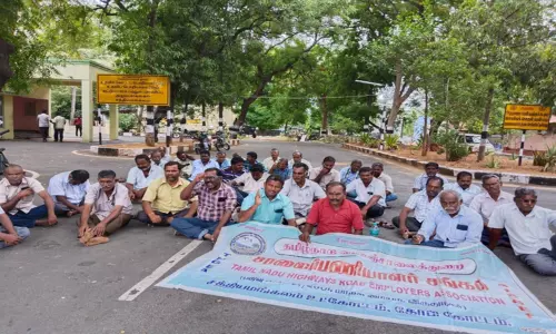 சத்தியமங்கலம் நெடுஞ்சாலைத்துறை அலுவலகத்தில் பணியாளர்கள் போராட்டம் சத்தியமங்கலம் நெடுஞ்சாலைத்துறை அலுவலகத்தில் பணியாளர்கள் போராட்டம்