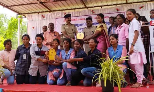 கல்லூரி மாணவிகளுக்கு பாராட்டு கல்லூரி மாணவிகளுக்கு பாராட்டு