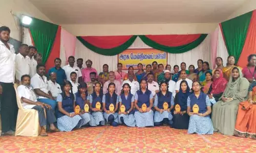 அரசு பள்ளி மாணவர்களுக்கு பாராட்டு அரசு பள்ளி மாணவர்களுக்கு பாராட்டு