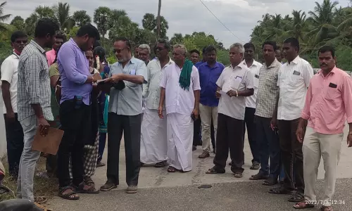 ஊஞ்சலூர் அருகே கொம்பனைப்புதூரில் குரங்கன் ஓடை தடுப்பணை கட்ட நிலம் அளவீடு செய்யும் பணி; உயர் நீதிமன்ற உத்தரவுப்படி நடந்தது