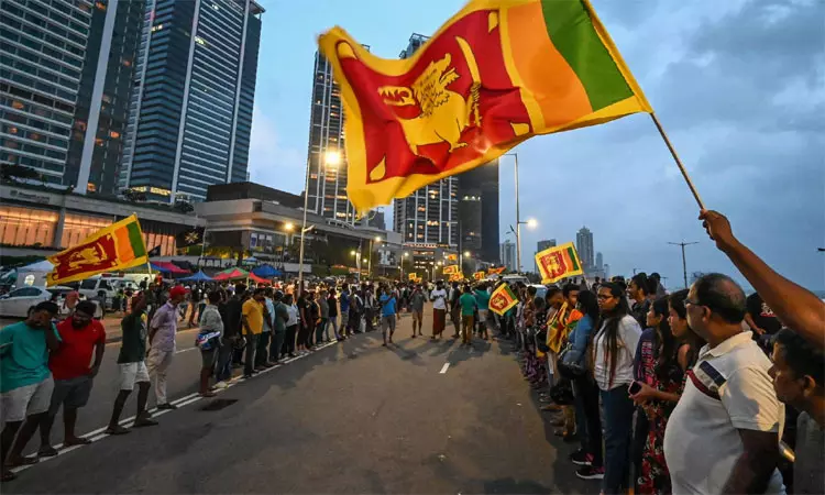 இலங்கையில் அதிபரும், பிரதமரும் பதவி விலக வலியுறுத்தி நாளை மாபெரும் போராட்டம் நடத்த பொதுமக்கள் திட்டம்...! இலங்கையில் அதிபரும், பிரதமரும் பதவி விலக வலியுறுத்தி நாளை மாபெரும் போராட்டம் நடத்த பொதுமக்கள் திட்டம்...!