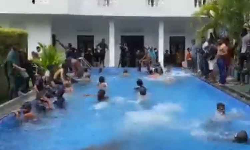 இலங்கை அதிபர் மாளிகை நீச்சல் குளத்தில் குளியல் போட்ட போராட்டக்காரர்கள் இலங்கை அதிபர் மாளிகை நீச்சல் குளத்தில் குளியல் போட்ட போராட்டக்காரர்கள்