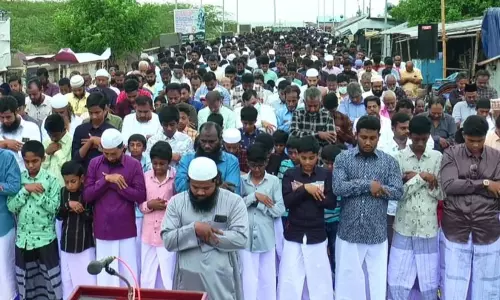 நாகூர் கடற்கரையில் பக்ரீத் சிறப்பு தொழுகை - 1000-க்கும் மேற்பட்டவர்கள் பங்கேற்பு...!