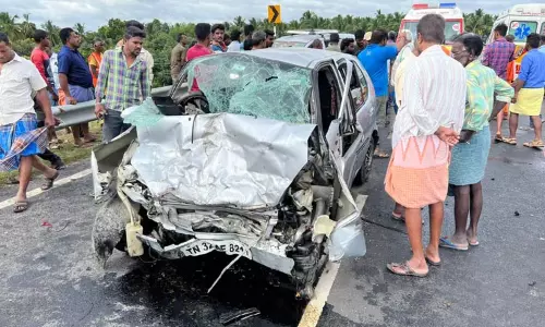 நாட்டறம்பள்ளி அருகே தடுப்பு சுவரில் கார் மோதிய விபத்தில் 11 பேர் காயம் - முதியவர் பலி நாட்டறம்பள்ளி அருகே தடுப்பு சுவரில் கார் மோதிய விபத்தில் 11 பேர் காயம் - முதியவர் பலி