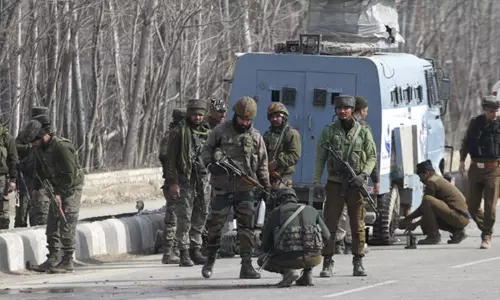 மொபைல் பறிமுதல் : தனியுரிமைகள்  மீறப்பட்டுள்ளதாக 4 இந்திய ராணுவ அதிகாரிகள் சுப்ரீம் கோர்ட்டில் மனு