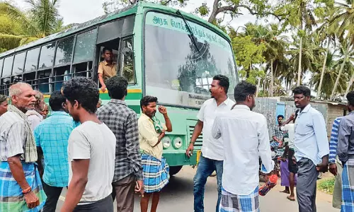 செய்யூர் அருகே மதுக்கடையை இடமாற்றம் செய்ய எதிர்ப்பு தெரிவித்து மதுபிரியர்கள் மறியல்