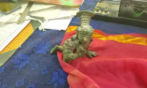 கமுதி அருகே பழங்கால கிருஷ்ணன் சிலை கண்டுபிடிப்பு கமுதி அருகே பழங்கால கிருஷ்ணன் சிலை கண்டுபிடிப்பு