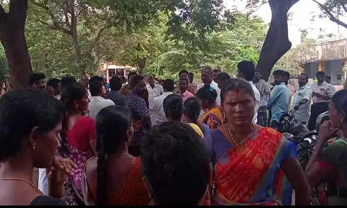 பள்ளியை முற்றுகையிட்ட பெற்றோர்கள்