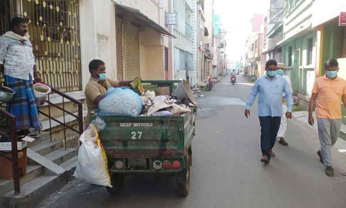 வீடுகளில் குப்பை சேகரிக்கும் பணியை கமிஷனர் திடீர் ஆய்வு