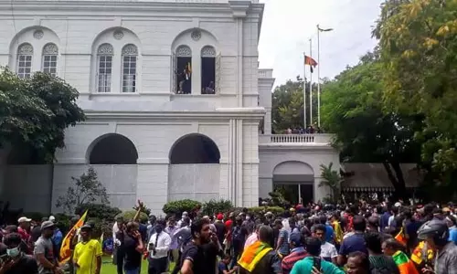 இலங்கை அதிபர் மாளிகைக்குள் நுழைந்த போராட்டக்காரர்கள்; நீச்சல் குளத்தில் குளித்து மகிழ்ந்த வீடியோ வைரல்! இலங்கை அதிபர் மாளிகைக்குள் நுழைந்த போராட்டக்காரர்கள்; நீச்சல் குளத்தில் குளித்து மகிழ்ந்த வீடியோ வைரல்!