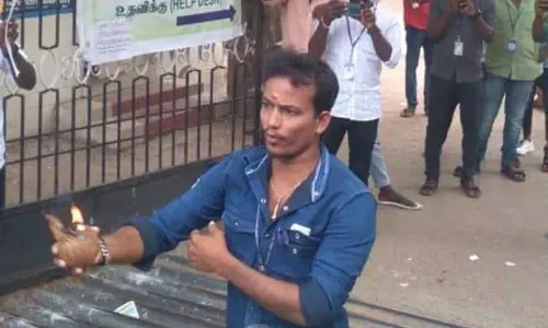 விழுப்புரம் அரசு கல்லூரியில் நெகிழ்ச்சி: தேங்காய், பூசணிக்காய் உடைத்து ஆரத்தி எடுத்த மாணவர் விழுப்புரம் அரசு கல்லூரியில் நெகிழ்ச்சி: தேங்காய், பூசணிக்காய் உடைத்து ஆரத்தி எடுத்த மாணவர்