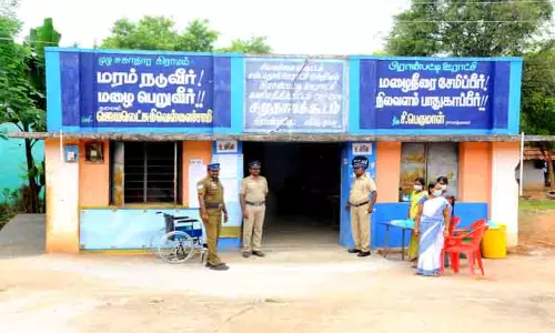 வெறிச்சோடிய வாக்குச்சாவடி மையம்