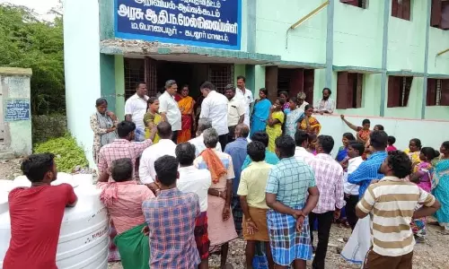 அரசு பள்ளியில் நிர்வாகக்குழு கூட்டத்தை புறக்கணித்த பெற்றோர்கள் அரசு பள்ளியில் நிர்வாகக்குழு கூட்டத்தை புறக்கணித்த பெற்றோர்கள்
