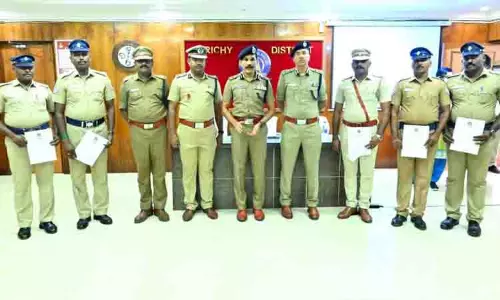 சிறப்பாக பணிபுரிந்த போலீசாருக்கு டி.ஜி.பி. சைலேந்திரபாபு பாராட்டு சிறப்பாக பணிபுரிந்த போலீசாருக்கு டி.ஜி.பி. சைலேந்திரபாபு பாராட்டு